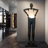 Humanoide Skulptur mit Stehlampe