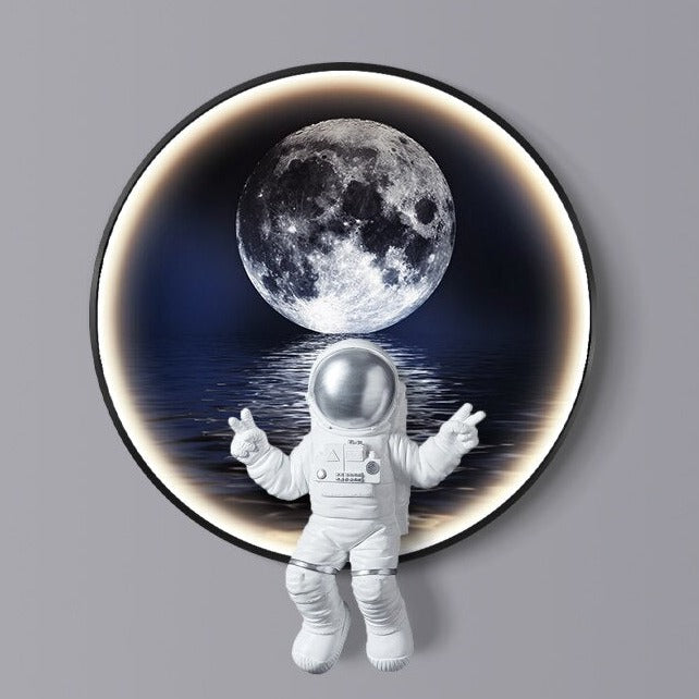 Wandleuchte „Astronaut auf dem Mond“: Erleuchtet mit Raum