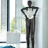Lampadaire tenant une sculpture humanoïde