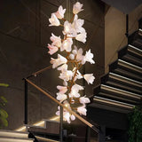Kronleuchterbeleuchtung für Treppen mit Blumenstrauß