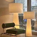 Stehlampe aus cremefarbenem Stoff – nordisch minimalistisch