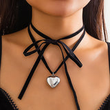Ätherische Halskette „Blüten der Gnade“ – Schmücken Sie Ihre Eleganz mit BabiesDecor.com